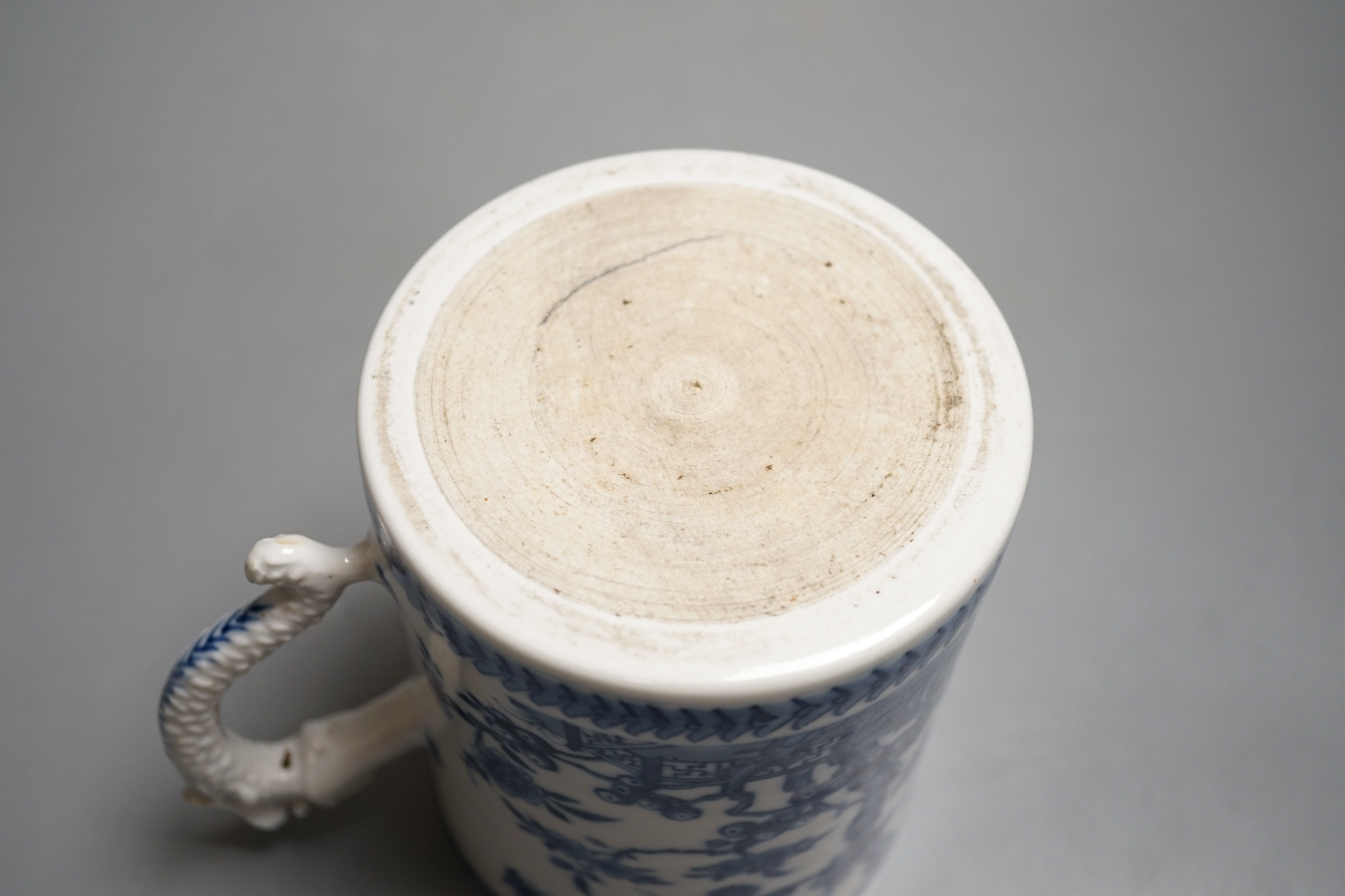 A large Chinese blue and white export tankard, late 18th century. 13cm